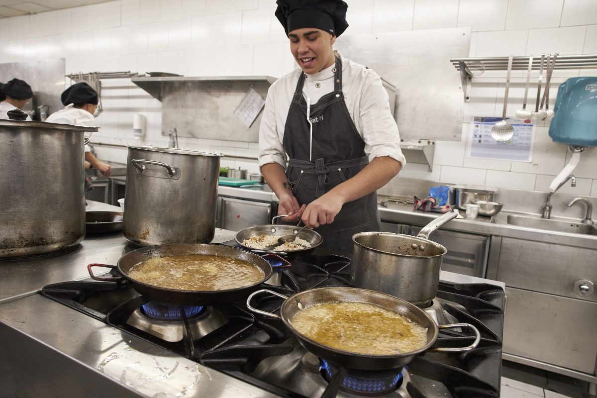Student preparing paella in Joviat restaurant